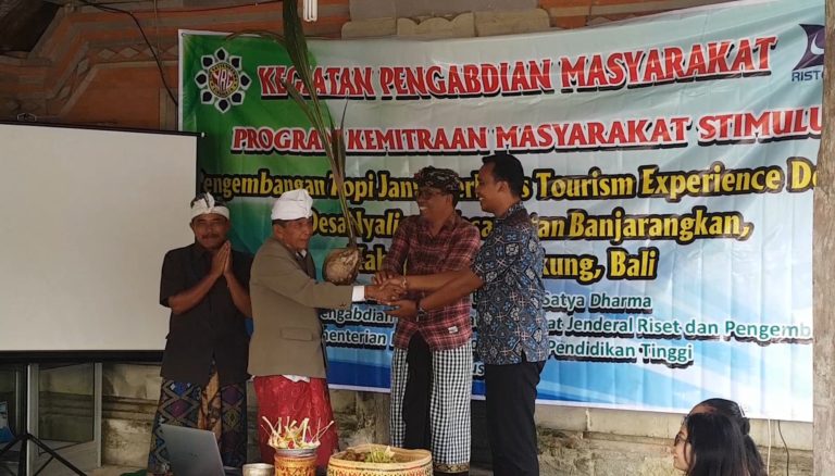 PENGEMBANGAN TOPI JANUR BERBASIS TOURISM EXPERIENCE DESIGN DI DUSUN PEMENANG DESA NYALIAN